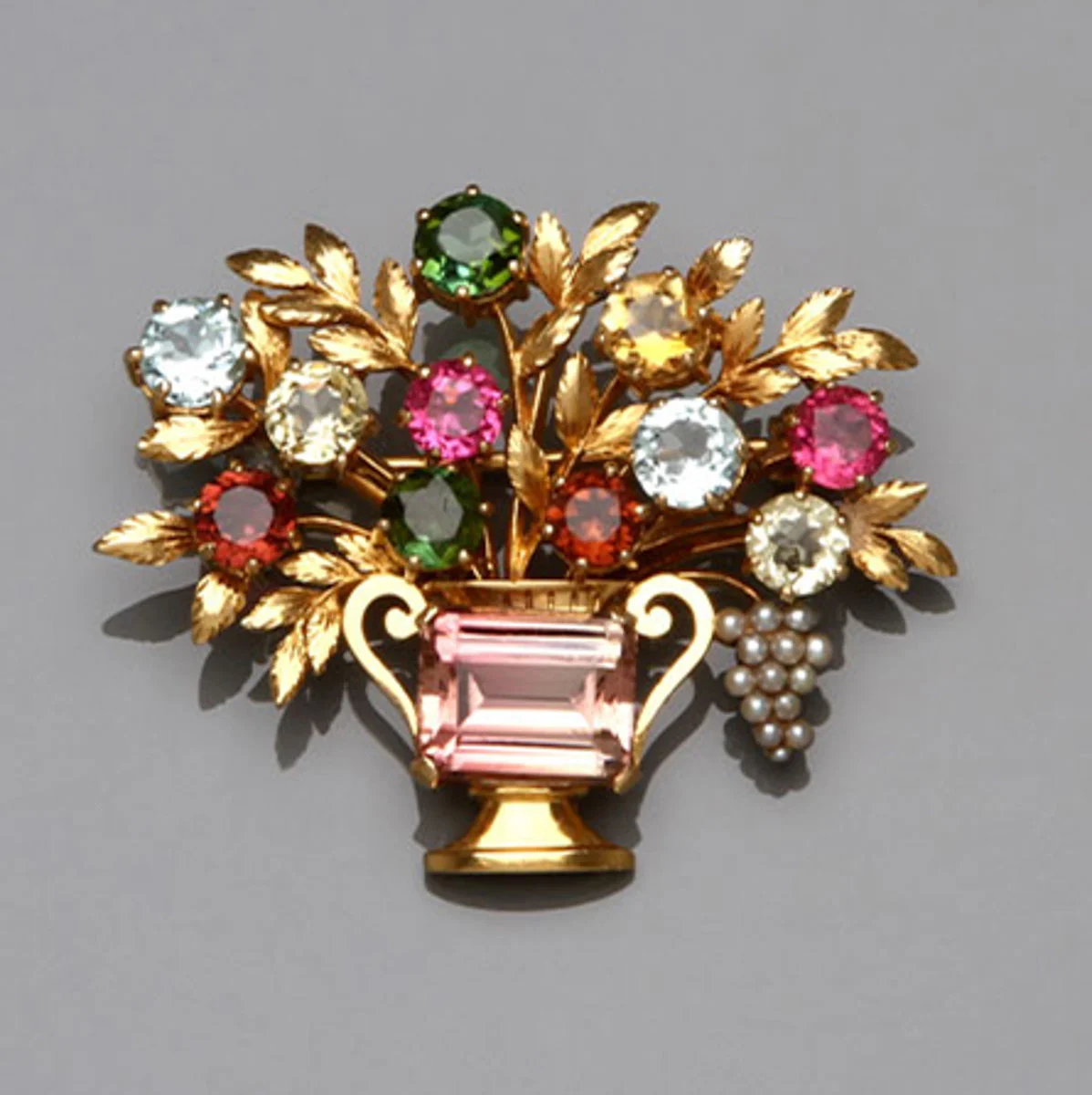 Alfinete em ouro, topázios, pérolas, turmalinas em forma de jarra de flores