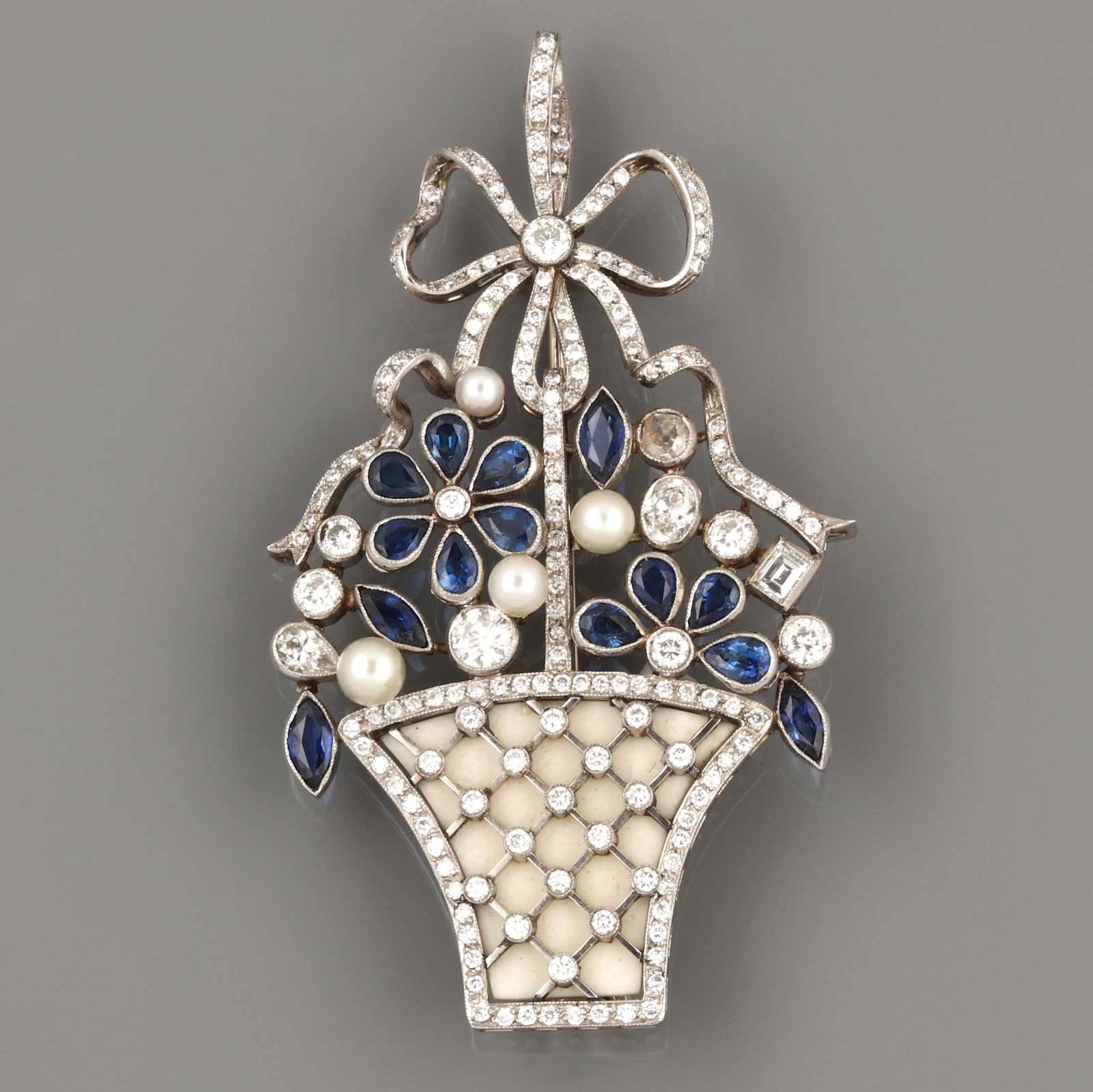 Alfinete em platina ouro diamantes safiras perolas