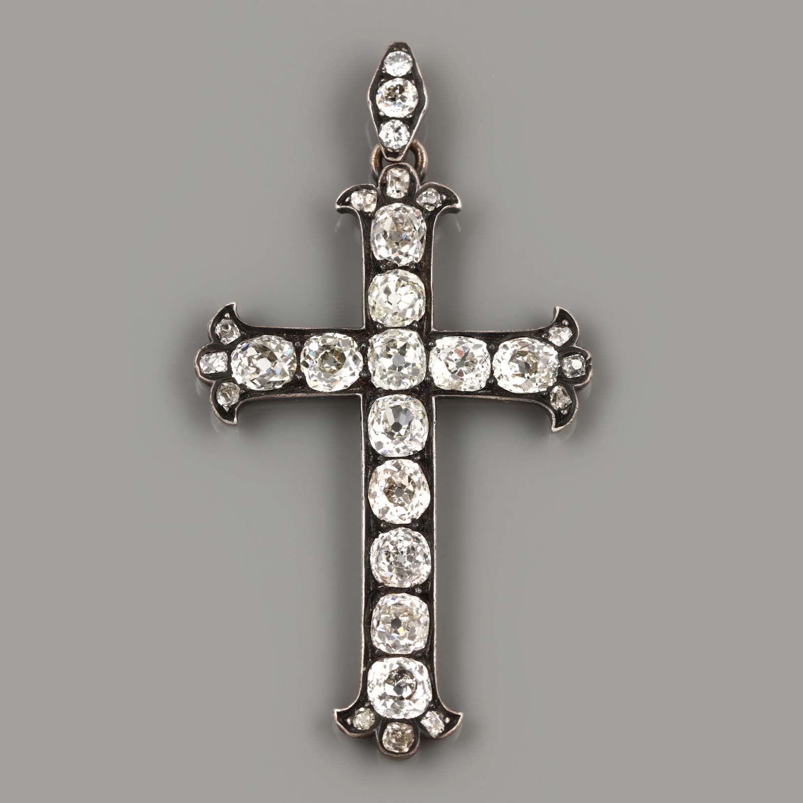 Pendente cruciforme em ouro, prata e diamantes