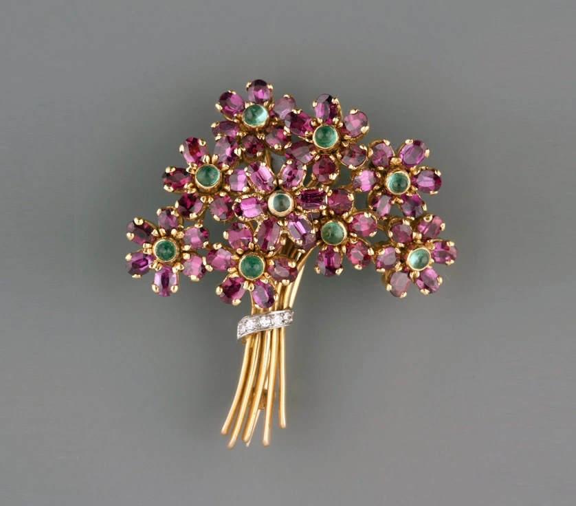 Alfinete em ouro diamantes esmeraldas e ametistas em forma de ramo de flores