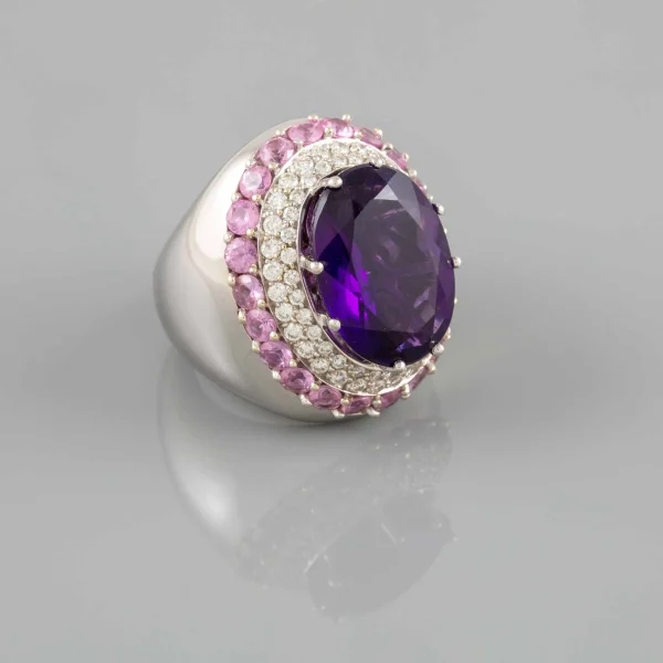 Anel em ouro branco com diamantes, safiras-rosa e quartzo ametista