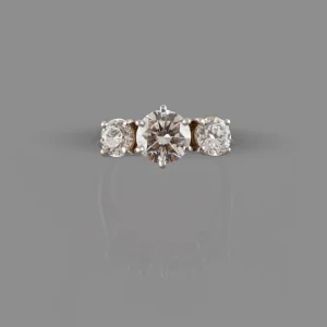 Anel ouro branco com diamantes