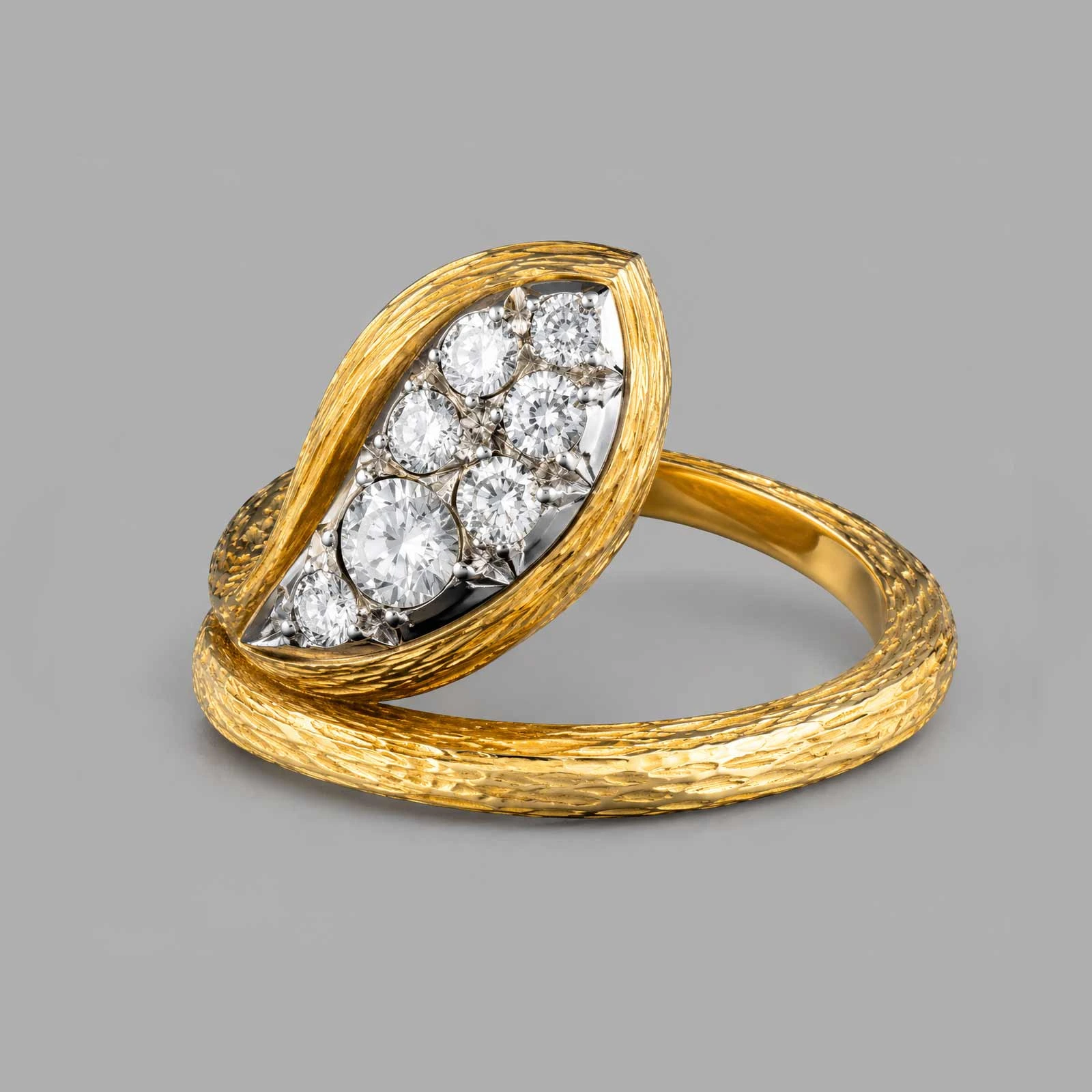 Anel Serpente em Ouro cravejado com 7 Diamantes